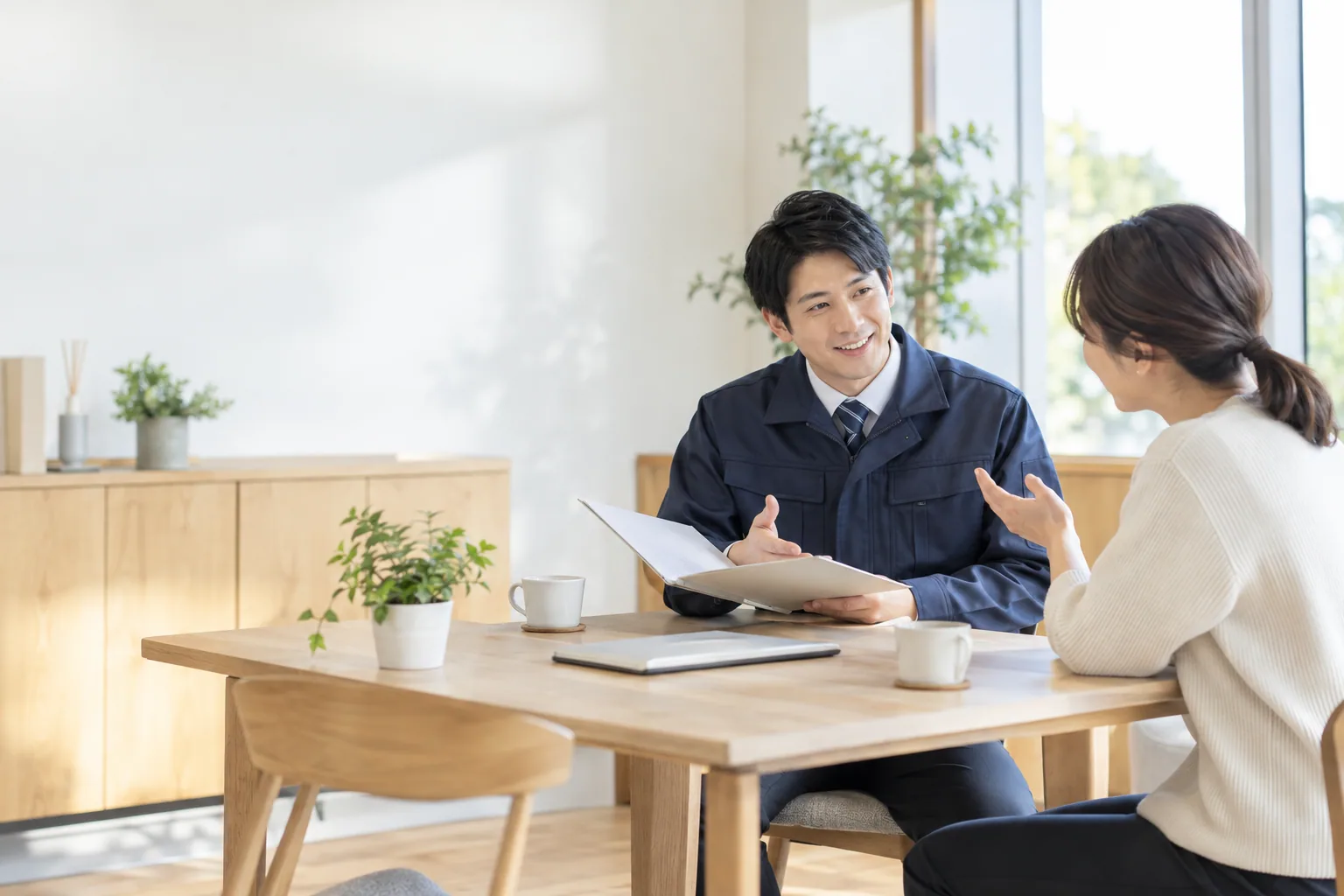 担当者がお客様のご相談内容を丁寧に伺う様子